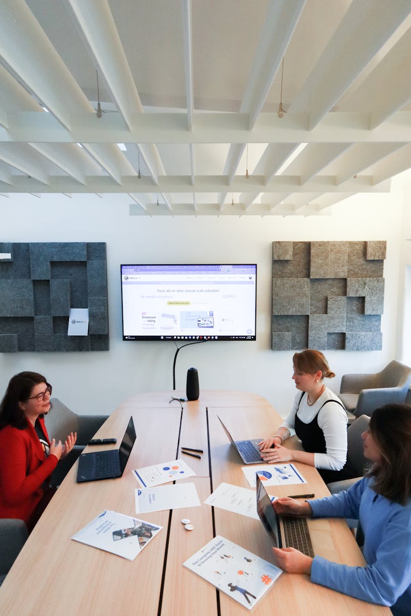 HOW LIVE CHAT HELPS WEBSITE CONVERSION